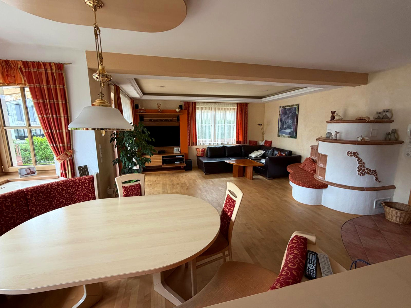 Bestandsfoto: Wohnzimmer mit Ledersofa, TV und Kachelofen